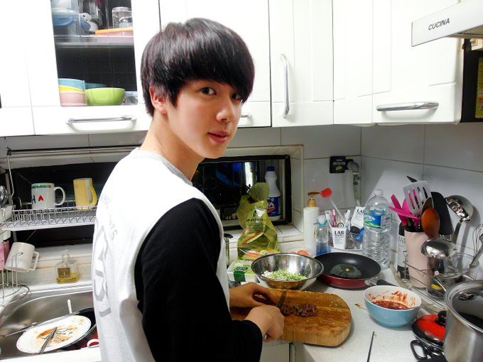 จิน BTS “ผมเลี้ยงน้องๆด้วย อกไก่ พริกหยวกและหัวหอม” pantip