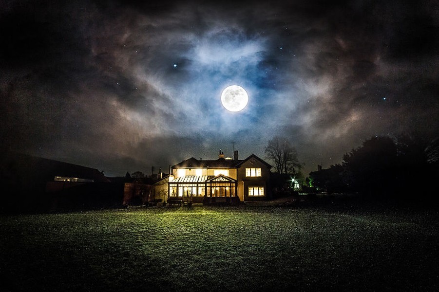 Луна над крышей дома. Луна над домами. Домик на Луне. Ночь Луна дом. Дом под луной.