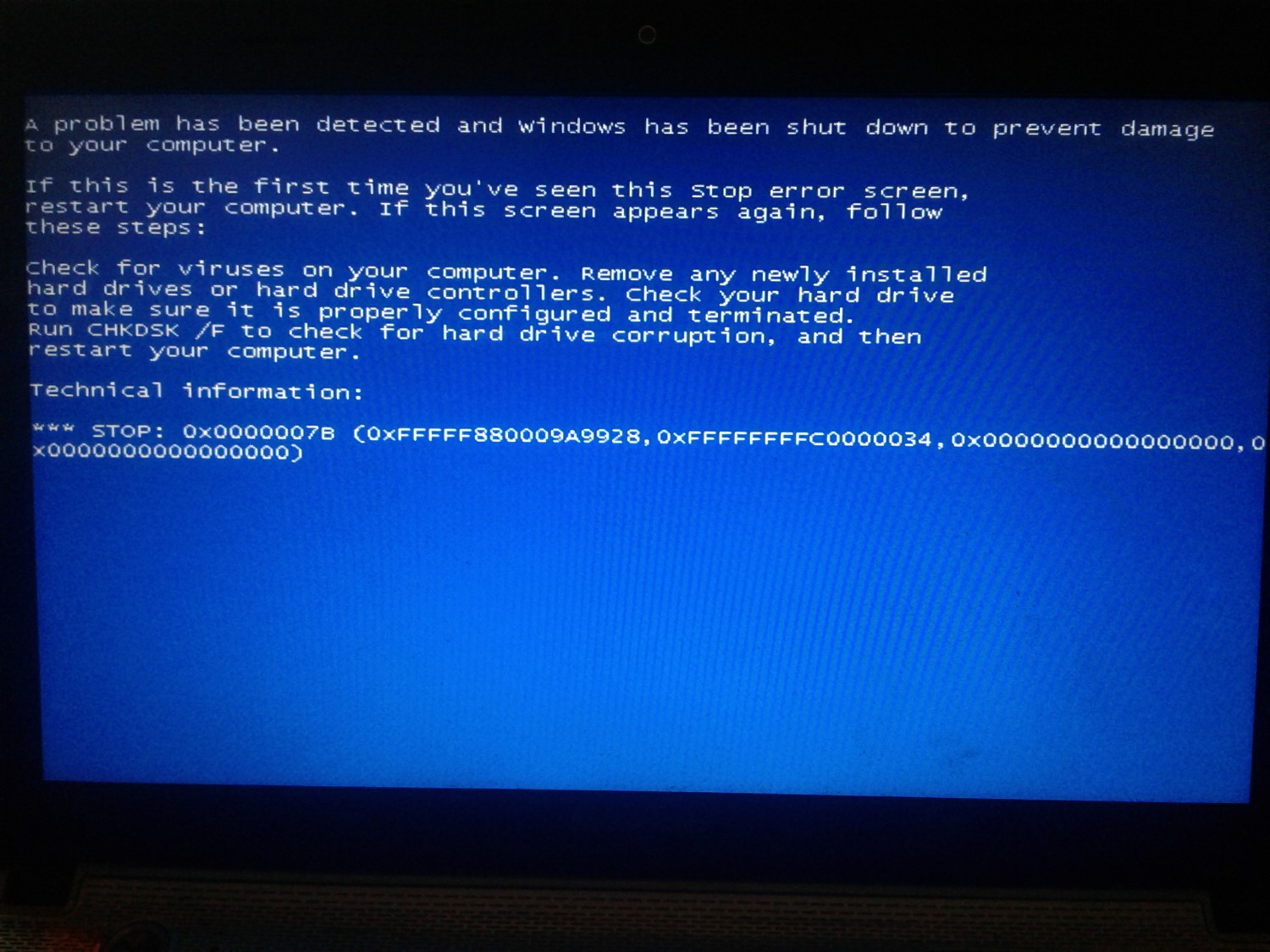 Переустановки видит жесткий. Экран смерти ноутбук асус. Экран ошибки. Синий экран смерти жесткий диск. Материнская плата компьютера синий экран.