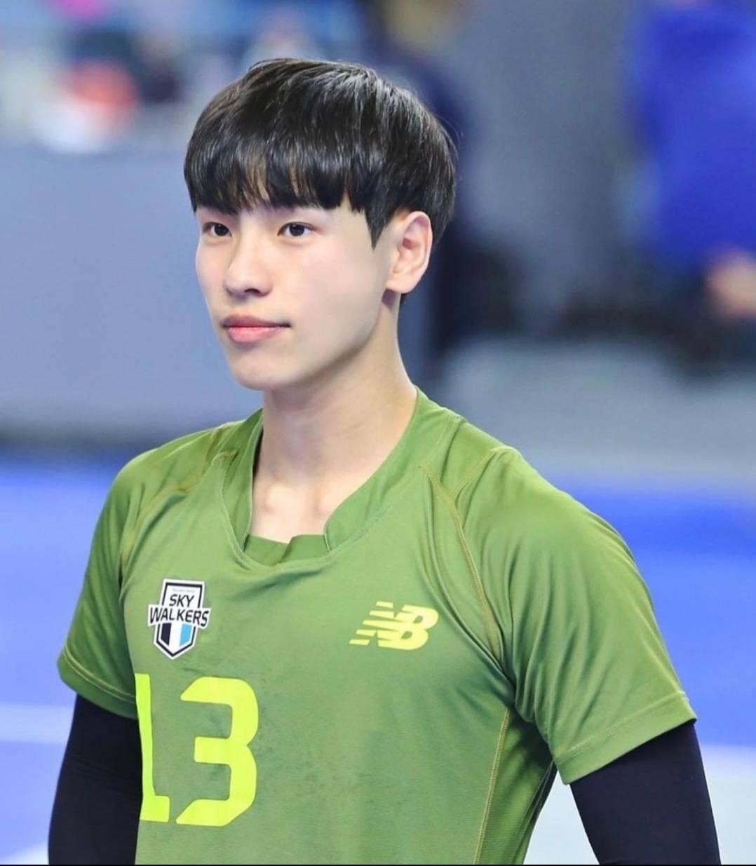 Park Kyeong-Min นักวอลเลย์บอลชาวเกาหลีใต้ ตำแหน่งลิเบอโร่ ฉายากระรอกบิน ...