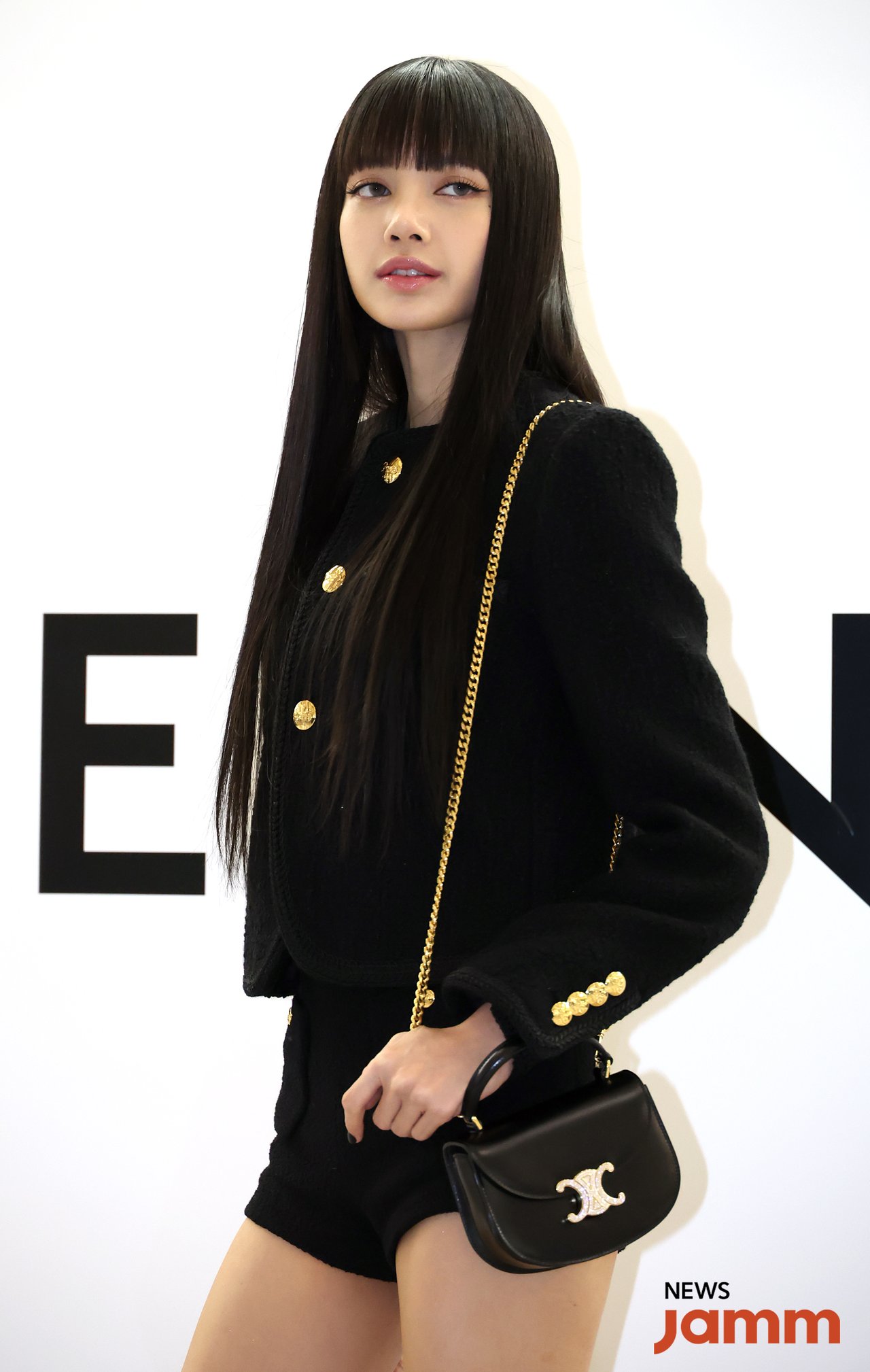 Luar Biasa! Lisa BLACKPINK Jadikan Celine Brand Fashion Terpopuler Hanya  Dengan Muncul di Pop Up Store! - Kpop Chart