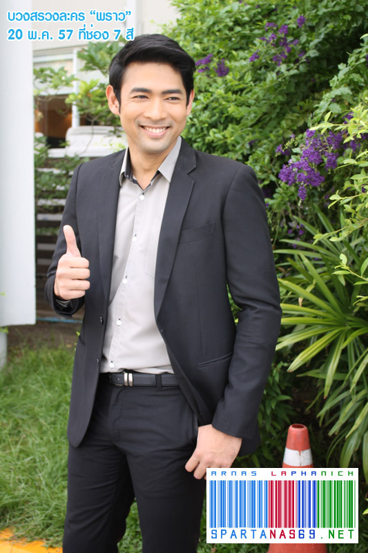 ละคร มัสยา 2560 ท่ามกลางกำแพงสูงตระหง่านของ คฤหาสน์รัตนมหาศาล มัสยาเปรียบเสมือนนกป่าพลัดถิ่นที่ถูกพรากจากท้องทะเลใต้สู่กรงทองอันเย็นเยียบของชนชั้นสูง การมาถึงของเธอในฐานะหลานสาวกำพร้าไม่ได้มีพรมแดงลาดปู แต่กลับเต็มไปด้วยสายตาเหยียดหยามและการกลั่นแกล้งที่คอยทำลายความสดใส ทว่าภายใต้ความขัดแย้งและคำสบประมาทของ ร้อยโทลักษณ์ ชายหนุ่มผู้เคร่งขรึมที่ต้องรับหน้าที่เป็น "ผู้คุม" กลับมีความผูกพันบางอย่างก่อตัวขึ้นอย่างเงียบเชียบ… เป็นความรักที่ต้องฝ่าทั้งแรงทิฐิ อุปสรรคจากคนรักเก่า และจารีตประเพณีที่บีบคั้นให้ต้องพรากจากกัน 3 1404641381 prown06 o