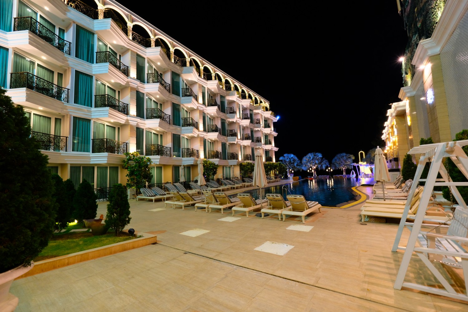 โรงแรม lk emerald beach hotel
