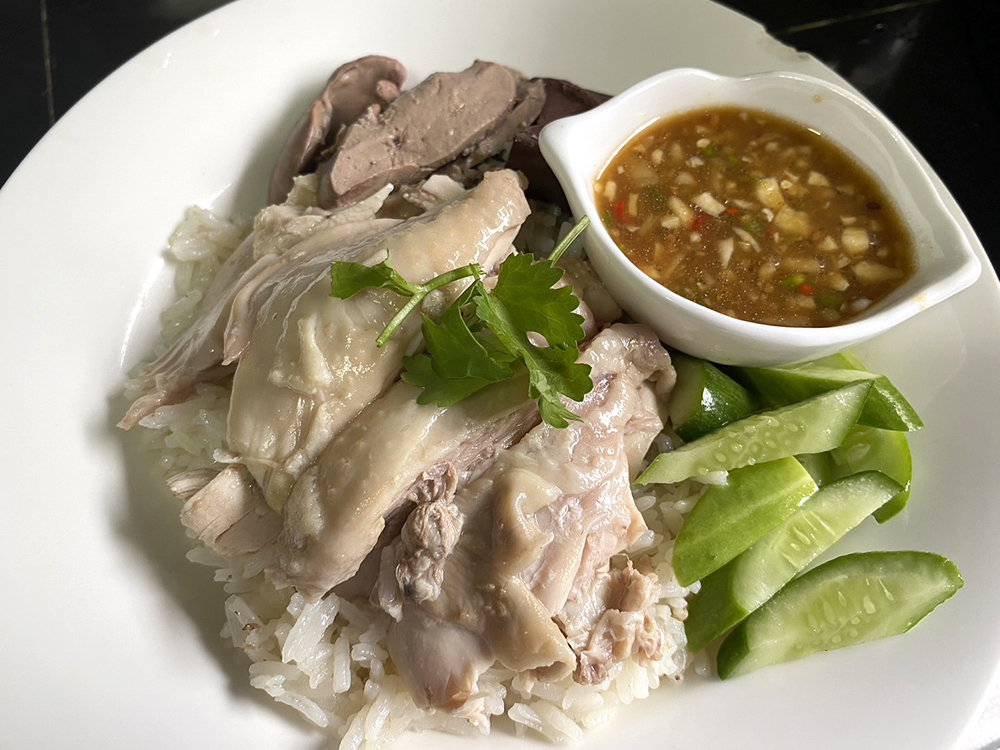 ข้าวมันไก่เนื้อฉ่ำๆ อกนุ่มๆ พร้อมเสิร์ฟแล้วค่ะ - 