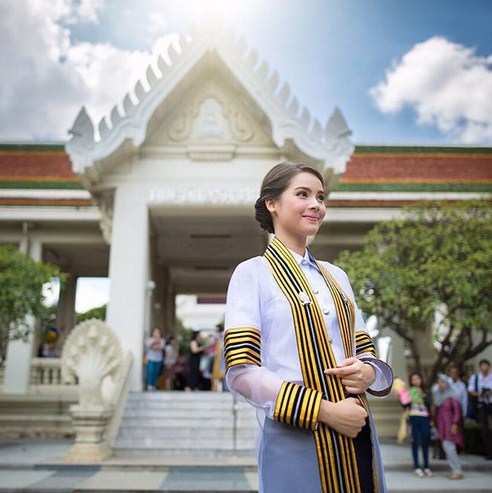 ผลการค้นหารูปภาพสำหรับ ชุดครุย ดารา