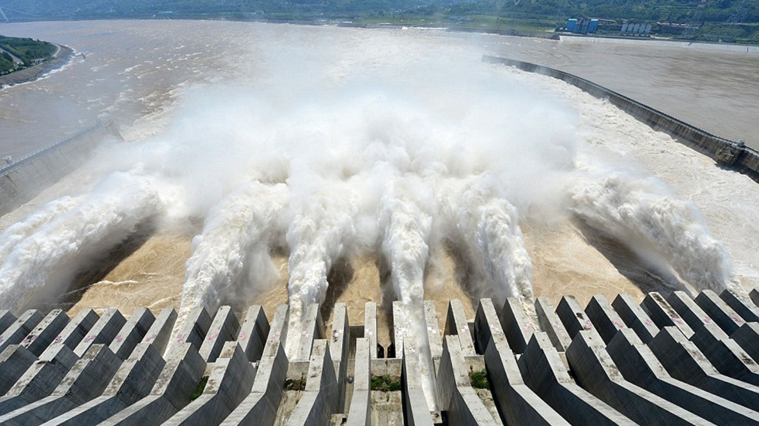Китайская дамба. Плотина на Янцзы. Три ущелья ГЭС. Гидроэлектростанция три ущелья Китай. ГЭС на Янцзы.